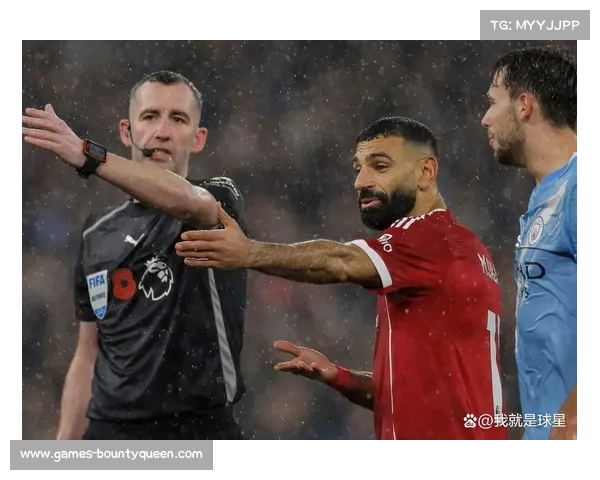 萨拉赫训练中与队友交流，非洲杯前状态调整