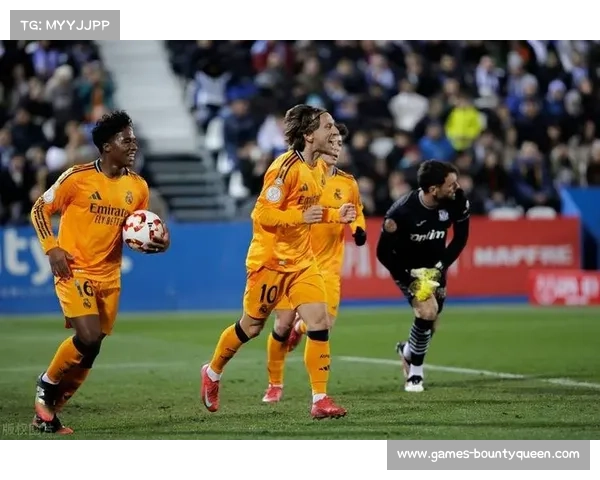 终场哨响,40岁莫德里奇与队友相拥庆祝绝杀进球